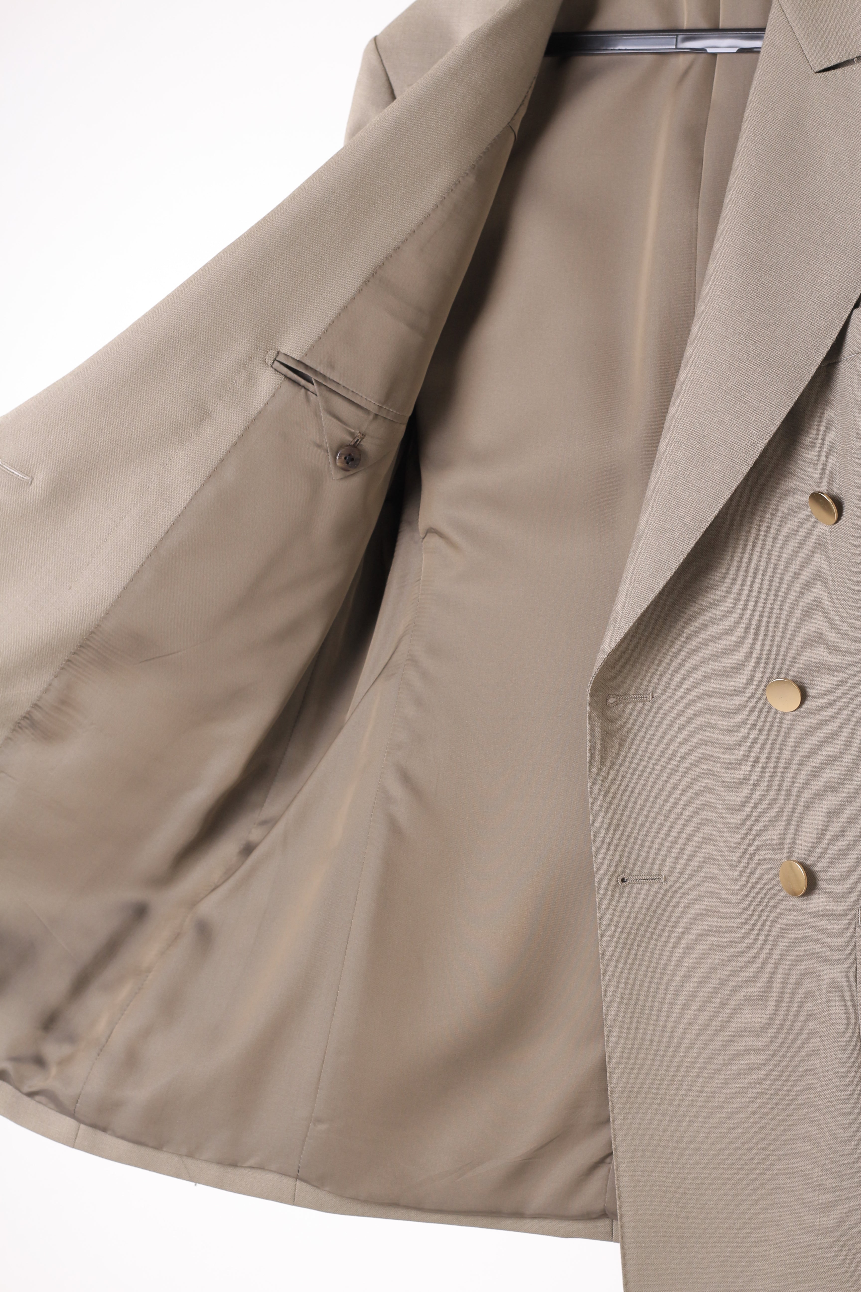 ベージュダブルジャケット、金ボタン、ダブルブレスト、6つ